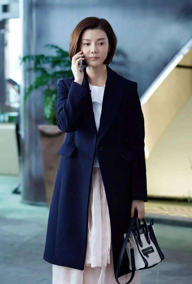 车晓越来越美了,穿灰色条纹西装配阔腿裤很显高,37岁气质很出众