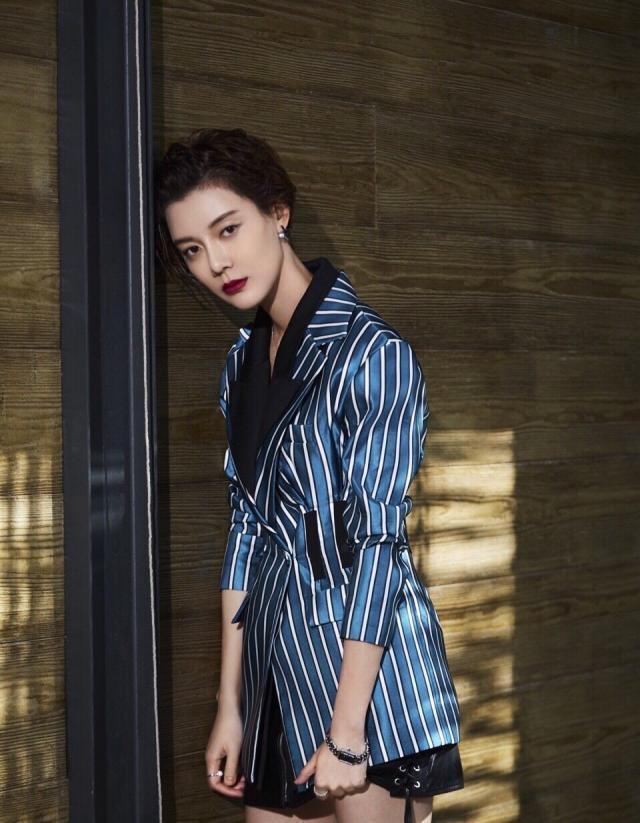 车晓越来越美了,穿灰色条纹西装配阔腿裤很显高,37岁气质很出众