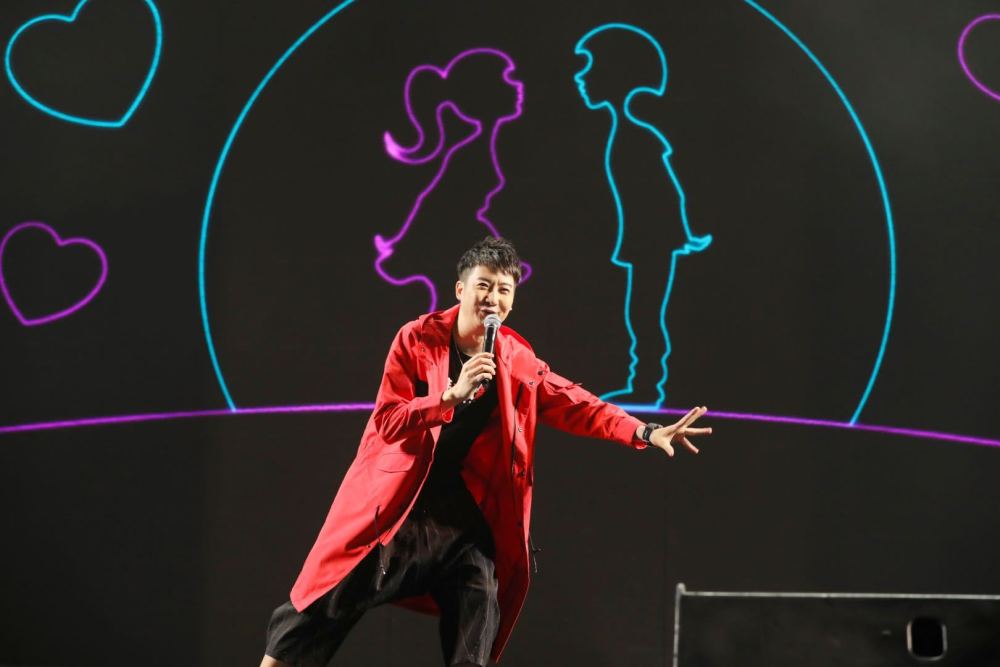 郭嘉峰笑说90后"青年危机",栋笃笑巡演在广州收官