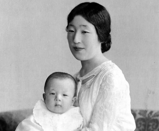 久迩宫良子出生在1903年,父亲是陆军大将久迩宫邦彦王,母亲萨摩藩是