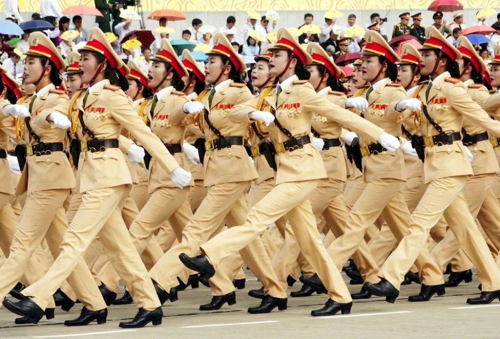 (阅兵式上的越南女兵)(阅兵仪式上的越南女兵)