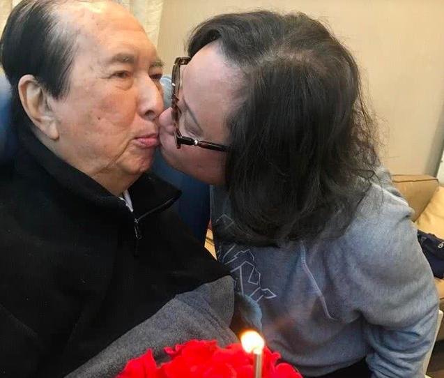 三太陈婉珍近照戴眼镜亲吻老公家姐与二房蓝琼缨关系不一般