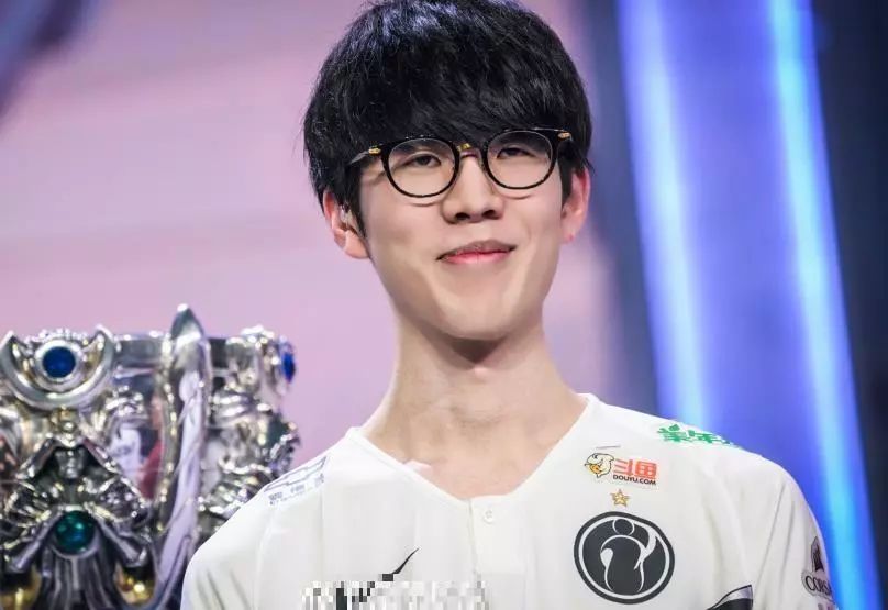 lol玩家迎来噩梦,提莫成上单霸主,theshy被打成0-9:太强了