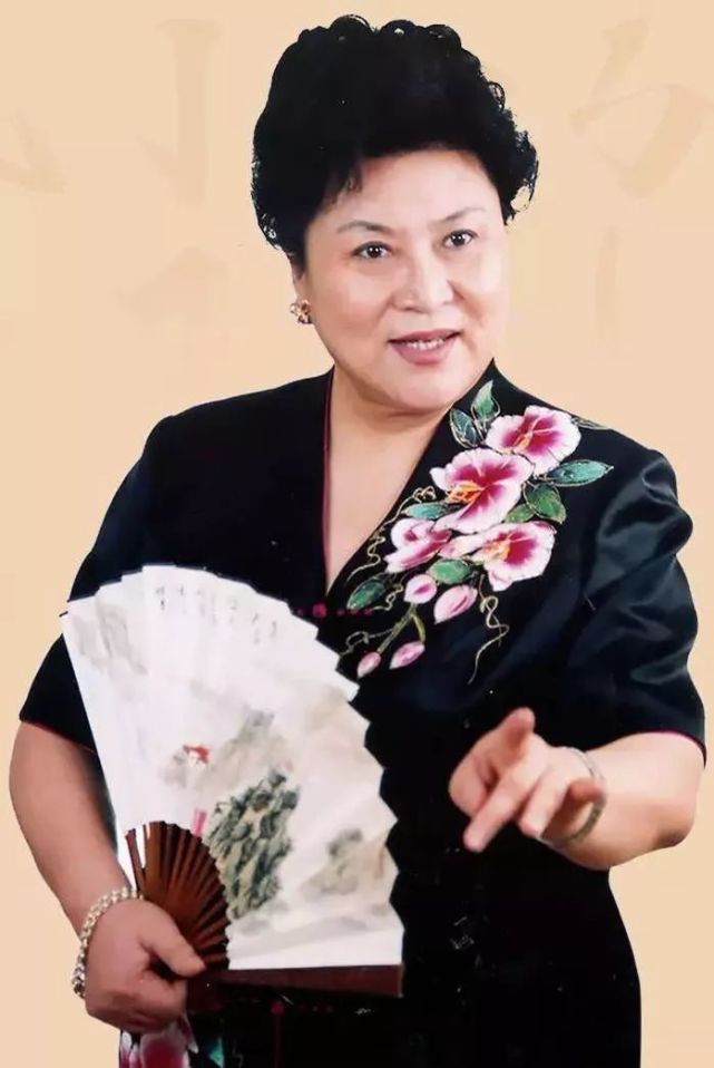 她是中国曲坛"常青树",从艺60年,她与袁阔成,单田芳,田连元并称为"