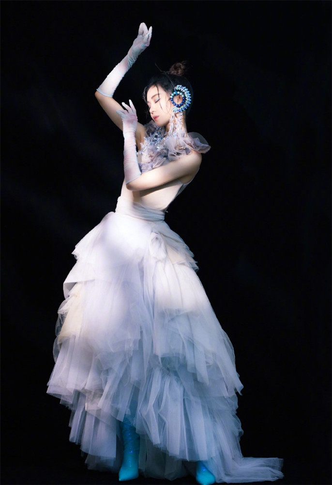 林允身穿黑紫拼接"连衣裙"现身《时尚大师》,耳坠格外吸晴