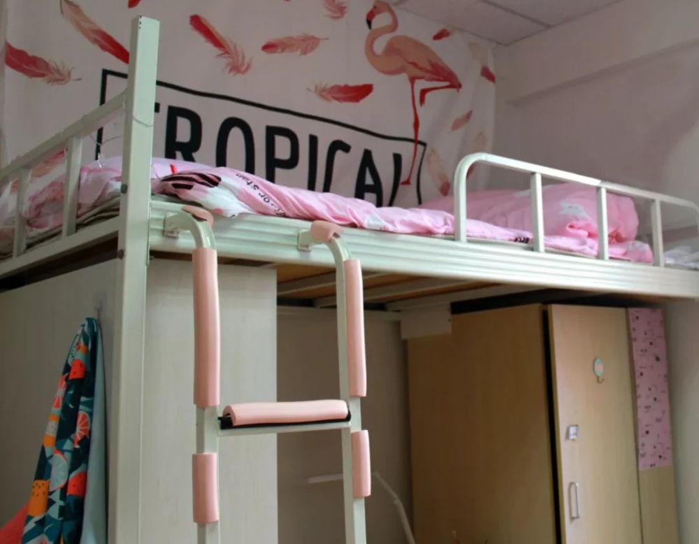 学校食堂是和隔壁的华西中学共用一栋食堂,但牛津食堂是单独的一间