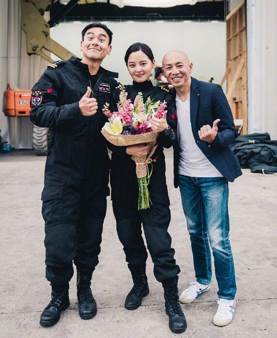 辛芷蕾外裤内穿,搭档男神彭于晏,"黑莲花"气质绝了!