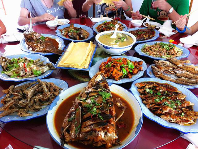 镜泊湖鱼宴是黑龙江省牡丹江市的著名特色美食之一镜泊湖风味鱼宴镜泊