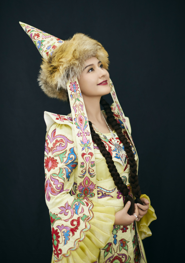 热依扎穿自己的民族服上节目,扎60cm麻花辫,粉丝:请永久!