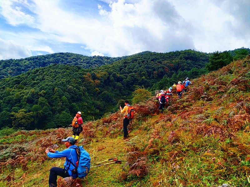 昆明嵩明三尖山三峰連登一覽整個壩子美景體會秋高氣爽意境