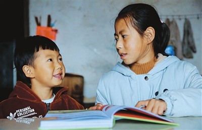 李青正在给弟弟李文杰讲故事晨曦中,李青在菜园摘菜.