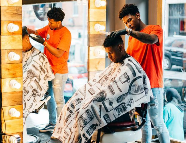 理发店门口为啥有一个旋转的灯柱?解开了我多年的疑惑!