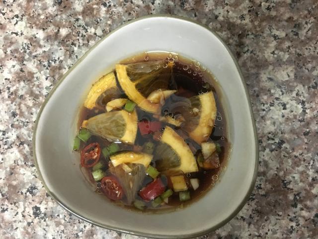 熬成粥之后再将鸭肉捞出来切小块做成白切鸭.