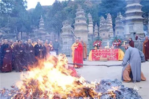 己亥年寒衣节少林寺僧众塔林祭祖