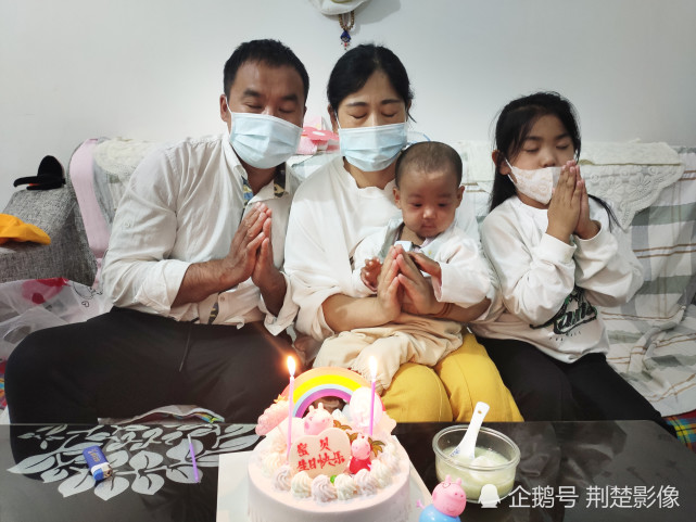 2支熊熊燃烧的蜡烛预示着刘龙包伶俐夫妻终于迎来了小女儿刘子萌2岁的