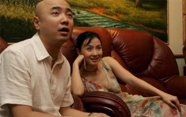 有一种"朴素"叫徐峥两口子,当镜头下移后,满满的亮点!
