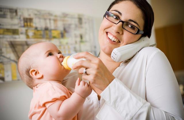 宝妈带娃上班,看到这画面,路人红了眼:当妈的全靠一口仙气吊着