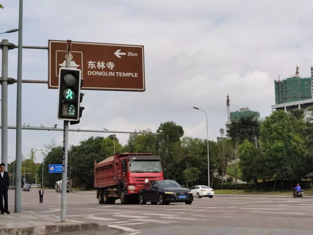 璧山黛山大道与往东林寺红绿灯处发生追尾事故