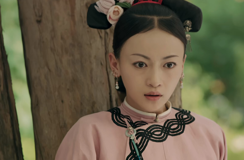 《延禧攻略》中,魏璎珞本是富察皇后身边的宫女,备受皇后的喜欢并教其