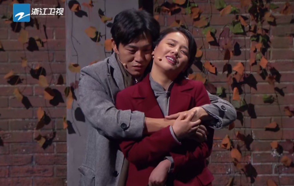 秦昊从背后一把搂住马思纯,有谁注意他手抓的位置?网友狂按暂停键