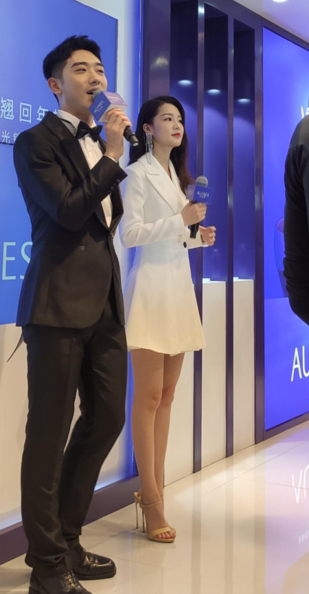 实力女星李沁脚踩20厘米恨天高,看到脚底板网友:委屈你了!