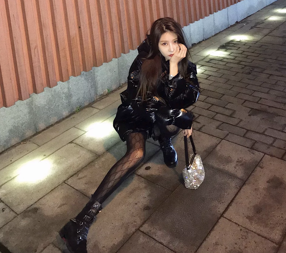 温婉暗黑系新风格,一双"黑丝袜"大长腿超吸睛,粉丝:帅到炸裂呀