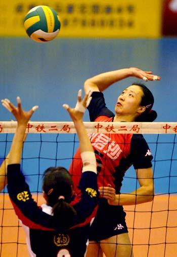 李珊,吴咏梅成为留下来仅有的三个参加过奥运会的老队员,2001年女排大
