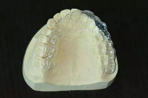 建议大家一定要选择专业的口腔医院制作,以保障磨牙垫材料的安全性和