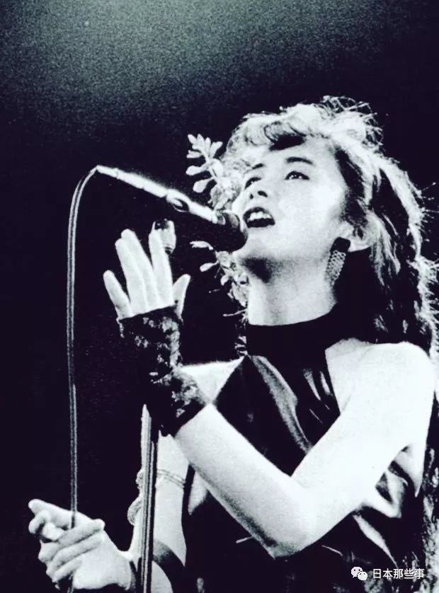 1977年中岛美雪给著名歌手千秋直美创作了单曲《ルージュ》.