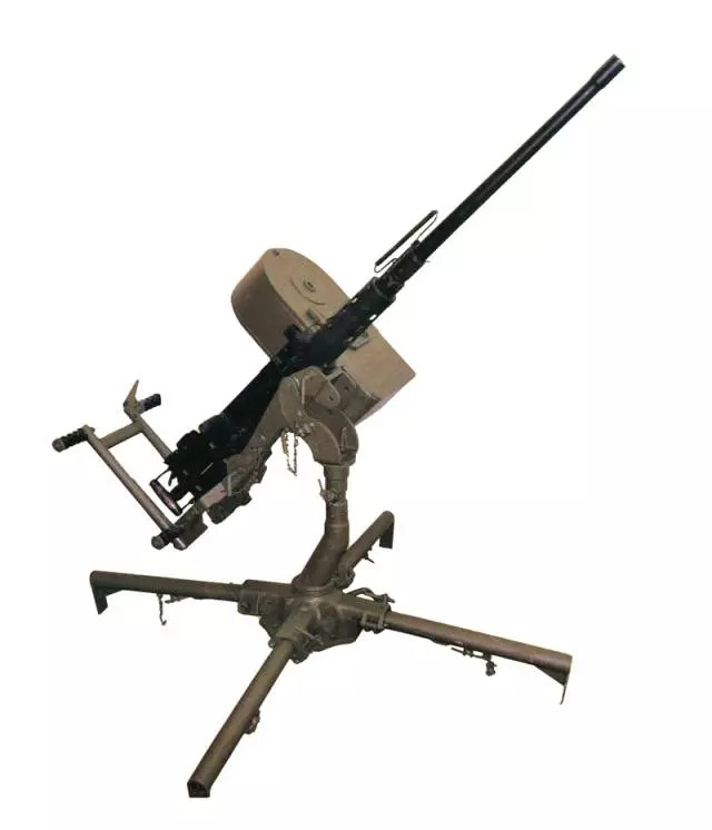 图中展示的是装在m63防空机枪座上的高射机枪型,采用200发弹鼓供弹.