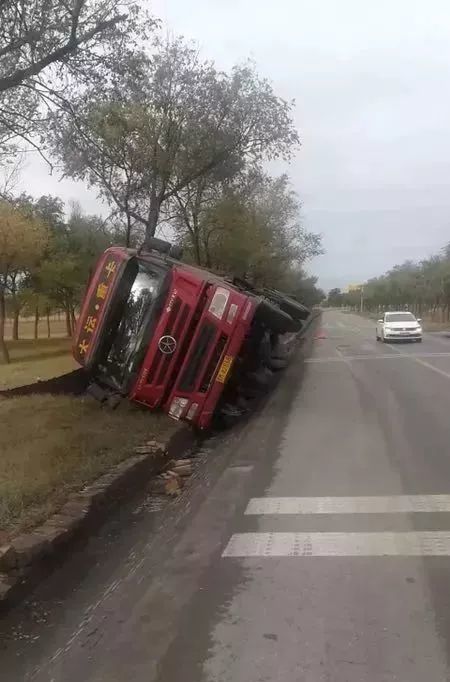 定边县307国道一半挂车发生侧翻