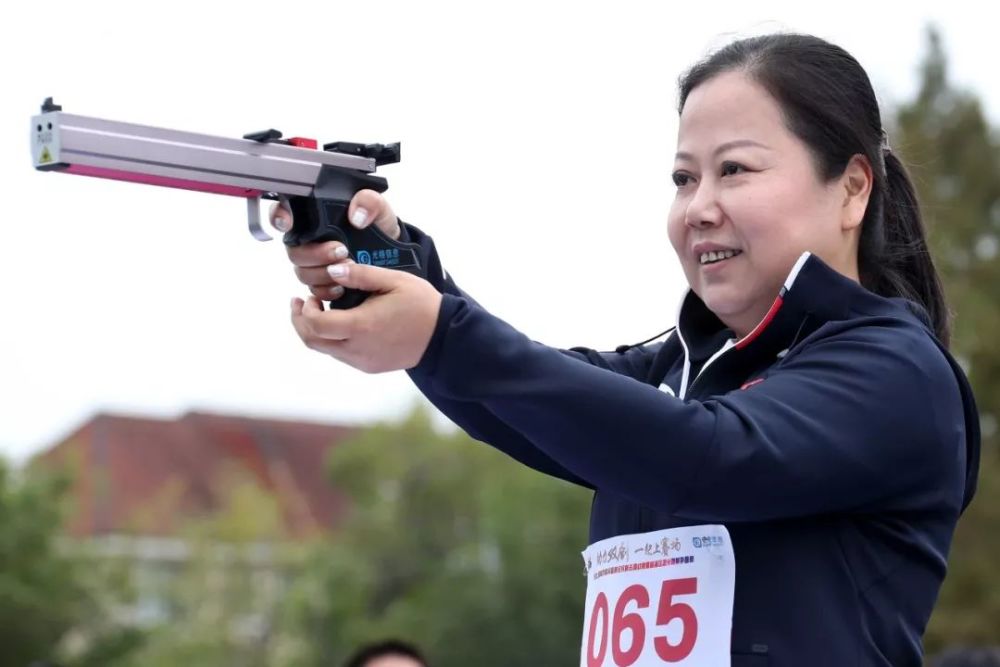 当天 奥运射击冠军陶璐娜 也来到了比赛现场 对选手们进行现场教学