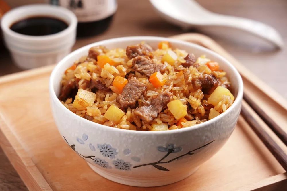 在这个有些寒冷的季节,加入羊肉与各种蔬菜做一锅焖饭,喷香四溢而又