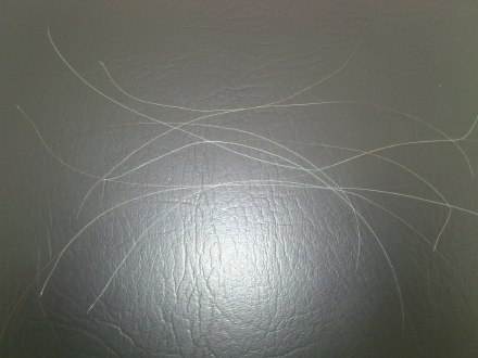 而想要快速的让头发变黑,除了染发之外,有人还会想到拔白头发,为了让