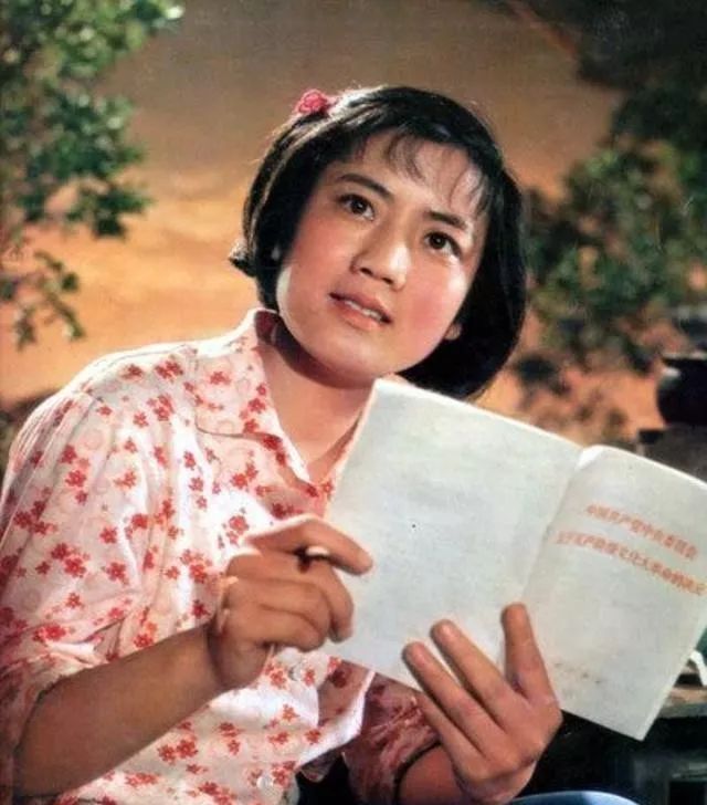 从影后,李秀明在1975《春苗》饰田春苗,一个清澈,明媚,朴实,秀丽的