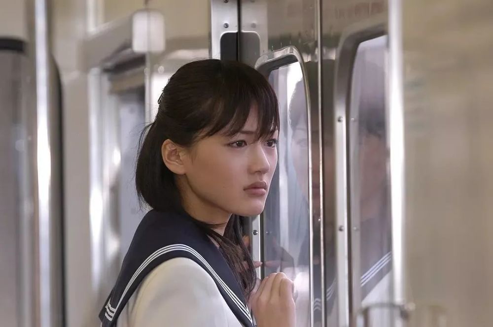 女主西本雪穗,父亲早逝,和母亲住在简陋的公寓里.