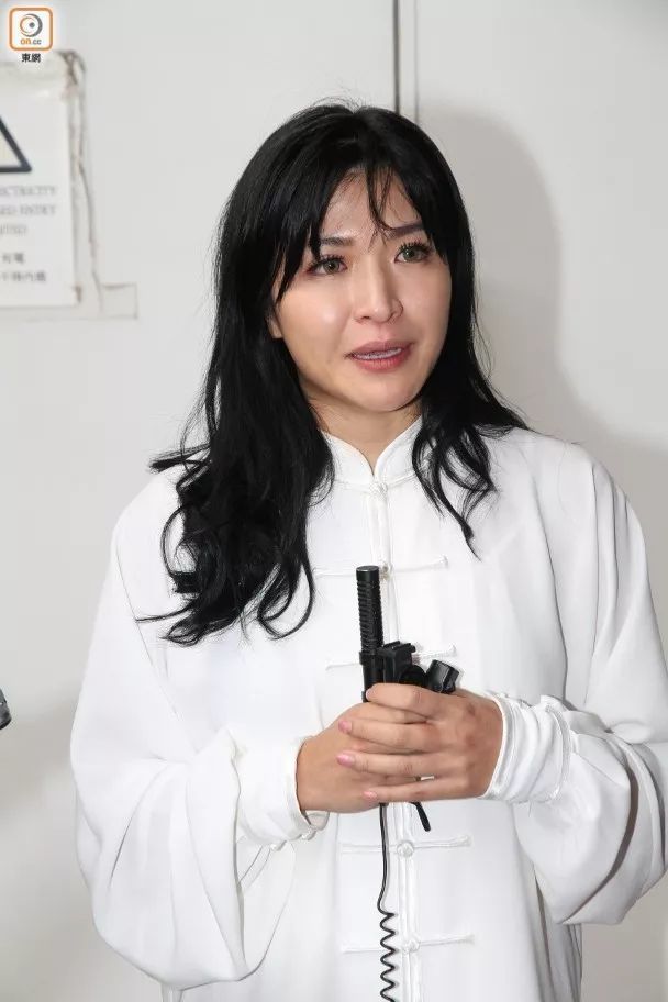 避过雪藏!涉醉驾陈伟琪素服look饮泣认错