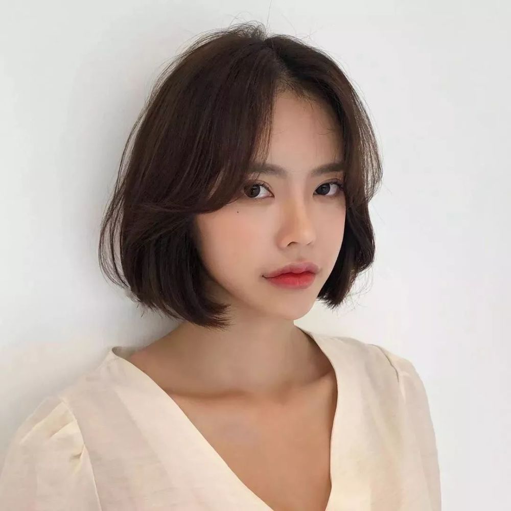 齐耳短发发型造型更多变,修饰脸型好打理,但是最经典百搭的短发还是齐