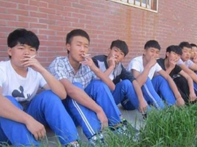 经常"吸烟"的学生,这4个特征"藏不住",班主任:看透不说透