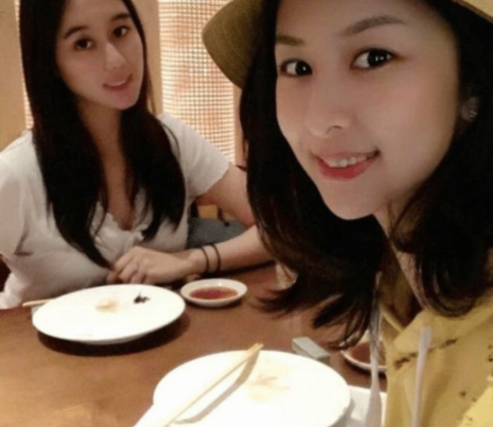 何超欣长残了?长大后颜值骤跌,模样竟和大房女儿有几分相似