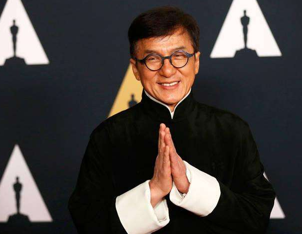 只要是大型活动现场,为何成龙总爱穿唐装?背后原因让人肃然起敬