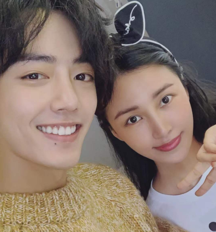 肖战又一次成功追星啦,双人自拍照太治愈了吧,我承认我慕了