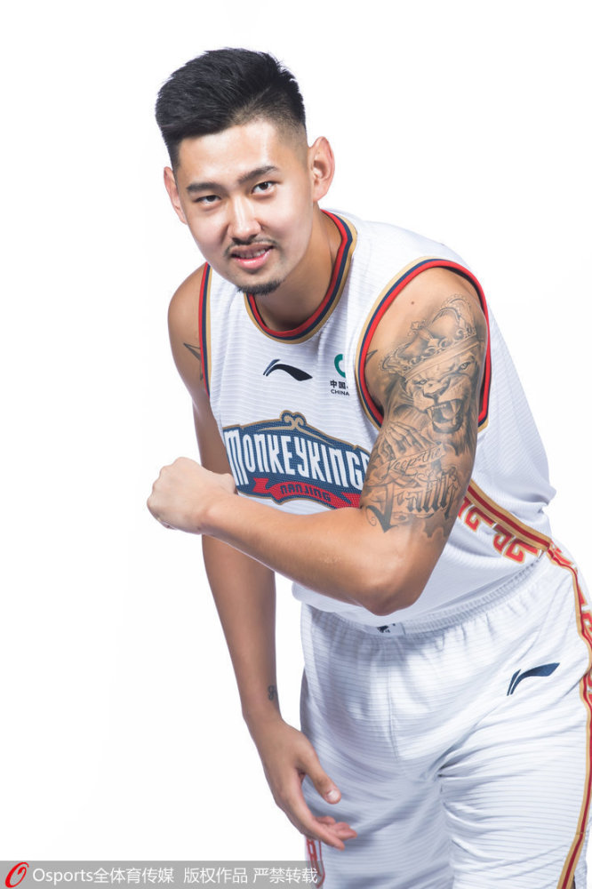 同曦男篮写真 CBA榜眼孙思尧展示麒麟臂