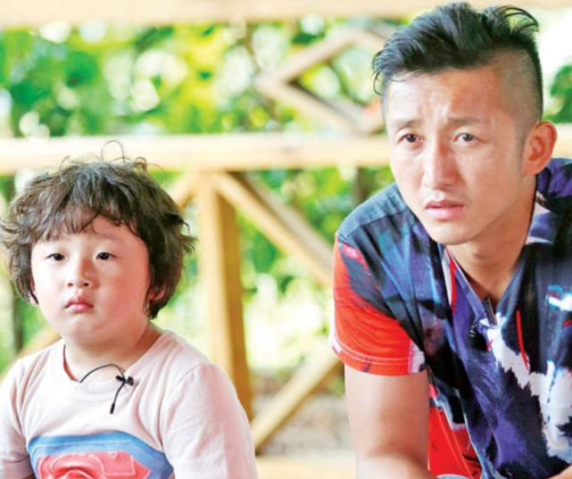 邹明轩才是"变脸式"长大,儿时泰迪卷不起眼,如今帅成小男神范