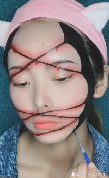 美术生在脸上画"藤蔓",开头:这谁都会,结尾:没被勒疼吧?