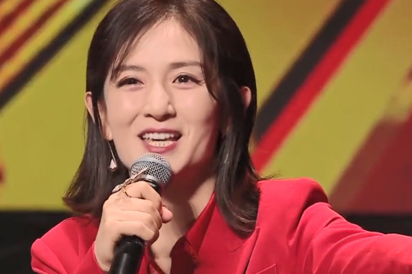 谢娜主持春晚节目一期便被换人,看到央视对她的特别称呼后,明白了些啥