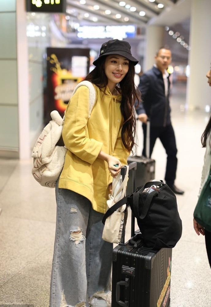 新晋豪门人妻真贤惠!郭碧婷穿卫衣配牛仔裤接地气,甜笑美如初恋