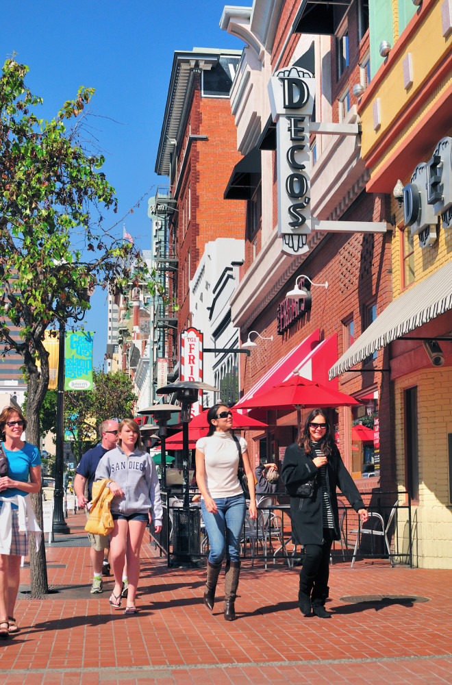 在这里,知名零售店urban outfitter 和quicksilver和一些前沿设计师的