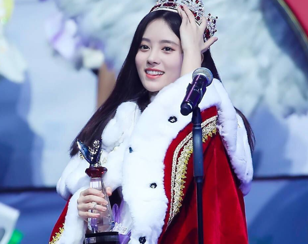 有一种"签名"叫做鞠婧祎,别的明星都是草书乱画,她的小学生秒懂