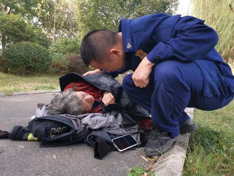 "当时也没多想,就想快点把人救上来!